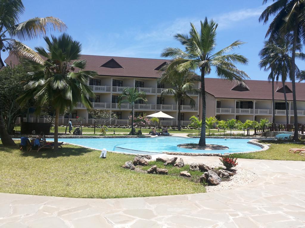 Amani Tiwi Beach Resort Buitenkant foto